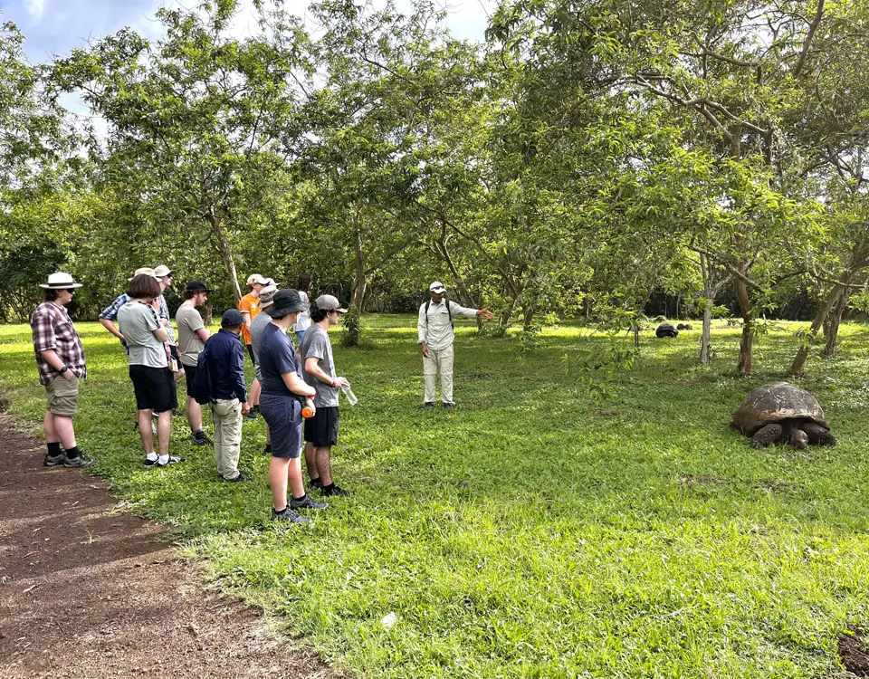 02_personas-junto-a-una-tortuga-gigante-de-galapagos-1