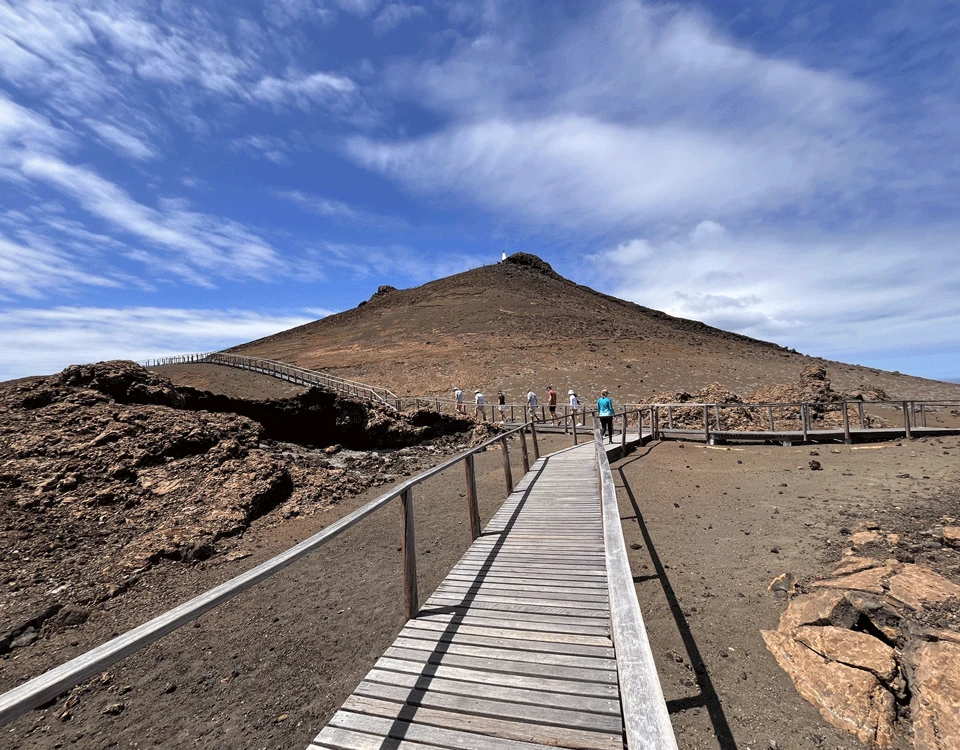 07_caminata-hacia-la-parte-alta-de-la-isla-bartolome-1