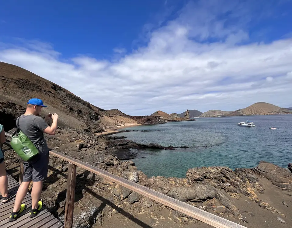 07_persona-fotografiando-el-paisaje-de-la-isla-bartolome-1