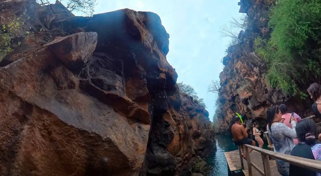 08_people-in-las-grietas-2