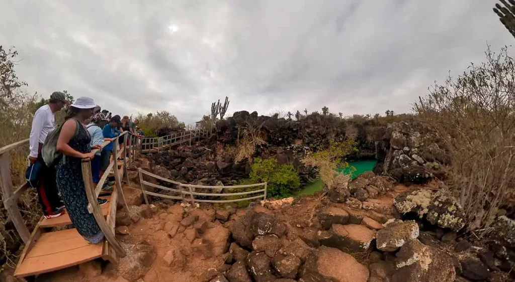 09_people-watching-the-canal-del-amor-2