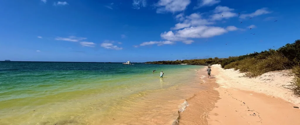 09_personas-caminando-en-la-playa-en-islas-galapagos-1