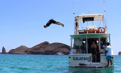 09_turistas-divirtiendose-en-bahia-sullivan-isla-bartolome-4