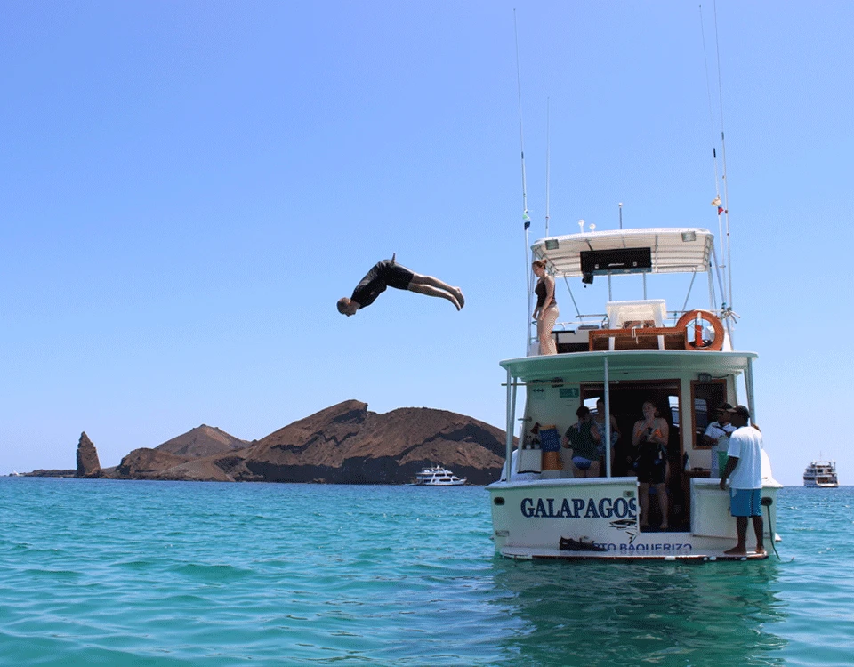 11_turistas-divirtiendose-en-bahia-sullivan-isla-bartolome-1