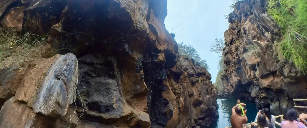 27_people-in-las-grietas-1