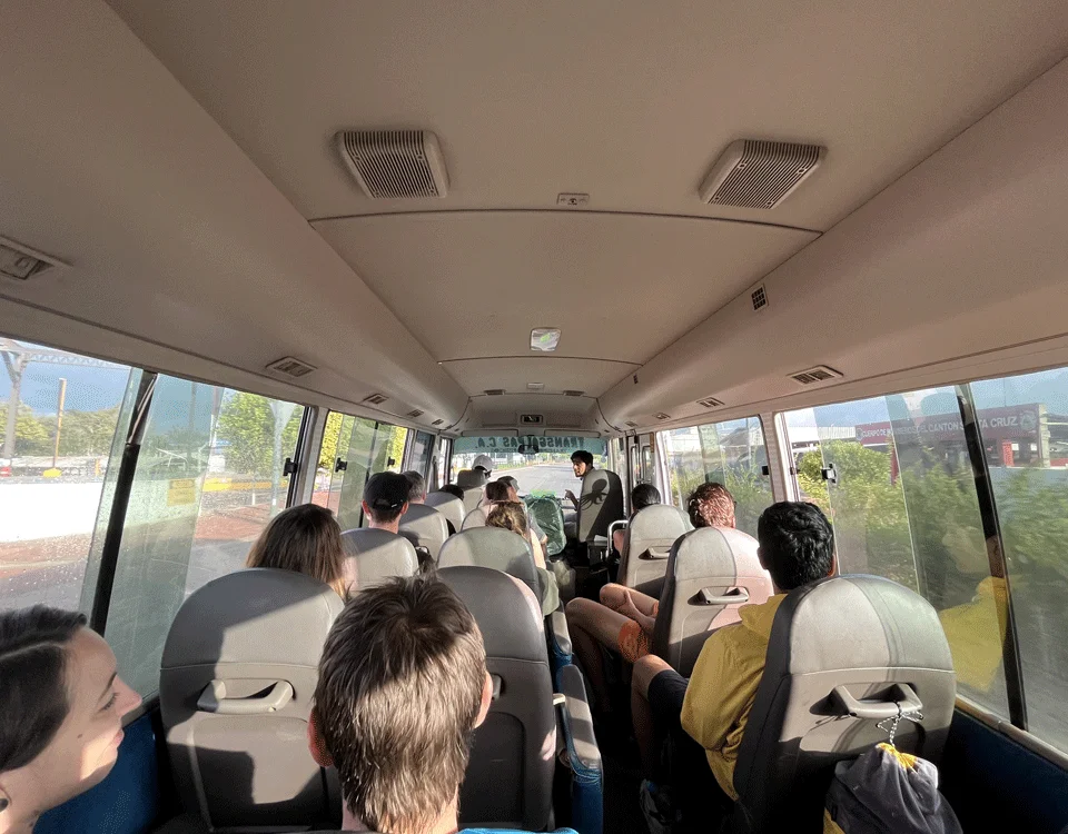 6_personas-dirigiendose-hacia-el-canal-itabaca-1