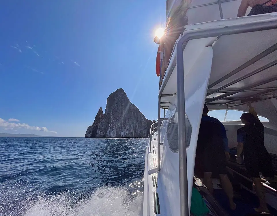 people-in-yatch-arriving-at-the-kicker-rock-1